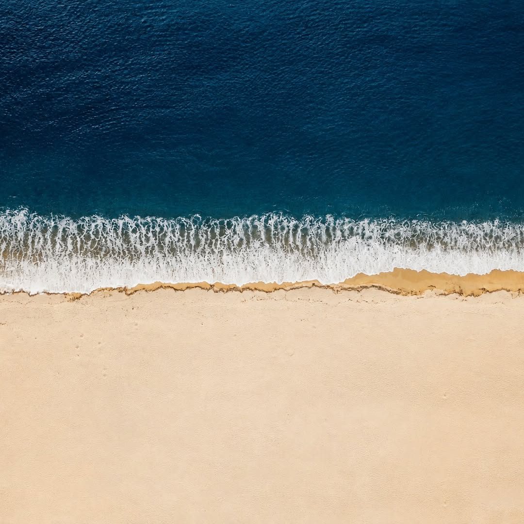 Même plage vue à travers des verres polarisés, eau plus profonde